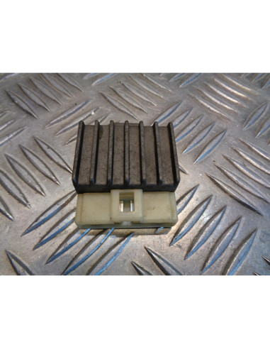 regulateur charge batterie scooter malaguti 50 f10