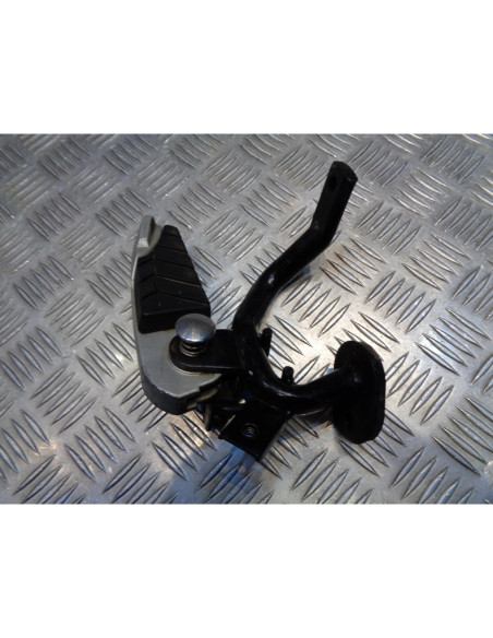 platine repose cale pied arriere droit scooter sym 250 gts