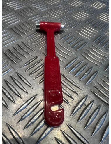 marteau brise vitre fenetre verre coupe ceinture securite urgence secour voiture