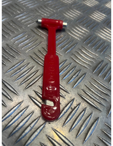 marteau brise vitre fenetre verre coupe ceinture securite urgence secour voiture