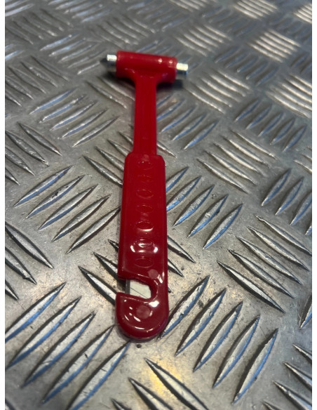 marteau brise vitre fenetre verre coupe ceinture securite urgence secour voiture