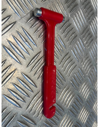 marteau brise vitre fenetre verre coupe ceinture securite urgence secour voiture
