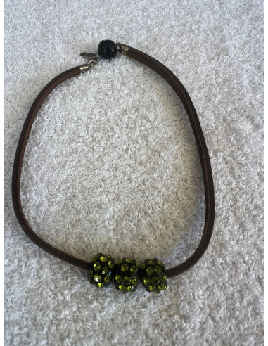 Collier cuir marron 3 pendentif sphère cristal acrylique noir swarovski olivine