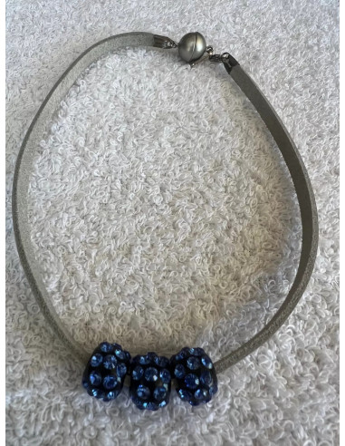 Collier cuir blanc avec 3 pendentif sphère en cristal acrylique noir swarovski