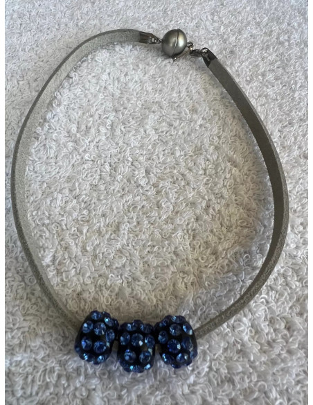 Collier cuir blanc avec 3 pendentif sphère en cristal acrylique noir swarovski